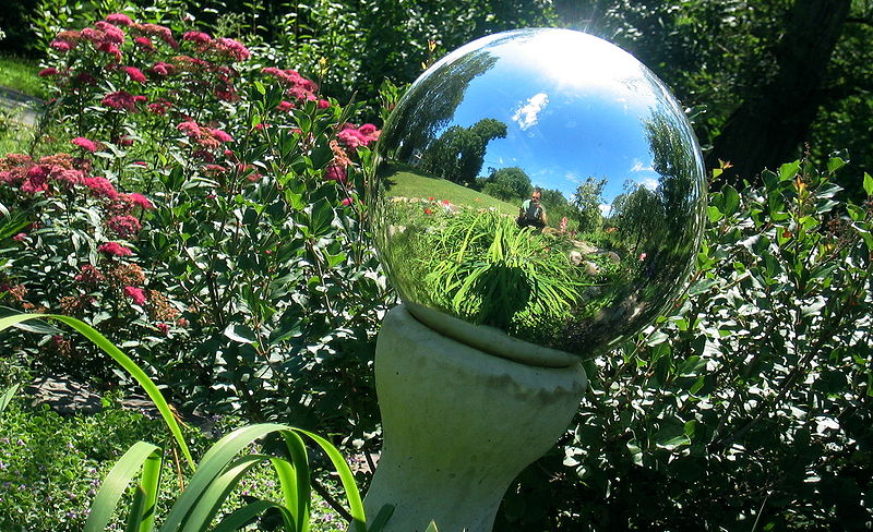 800px-Reflected sphere