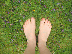 feet_on_grass